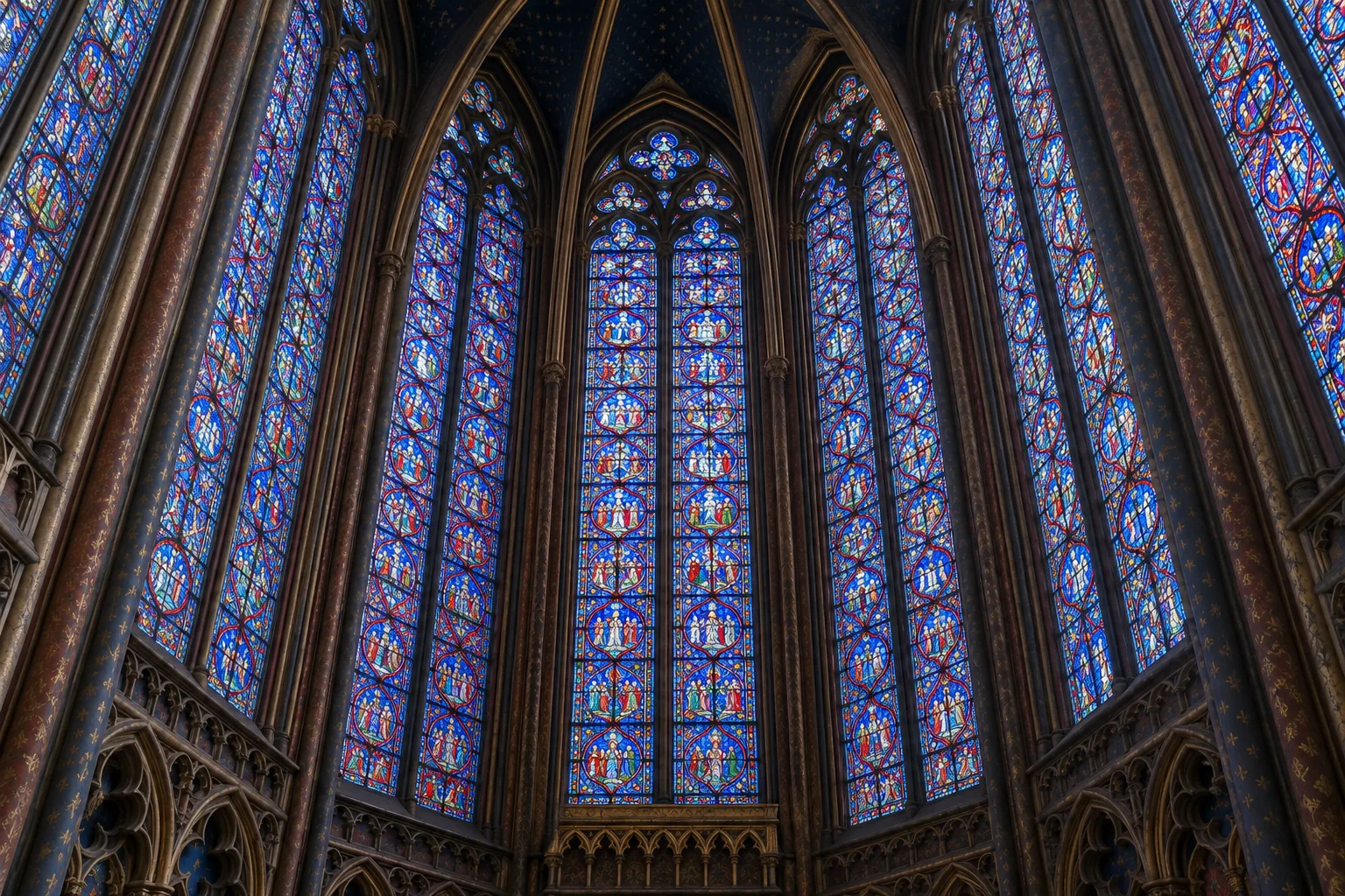 Les hautes fenêtres colorées de la Sainte-Chapelle éclairent la chapelle supérieure.