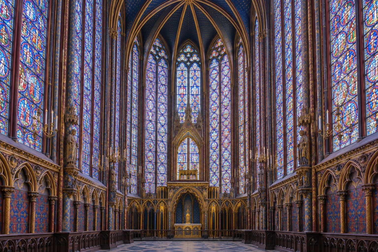 Les hautes verrières colorées de la chapelle haute de la Sainte-Chapelle.