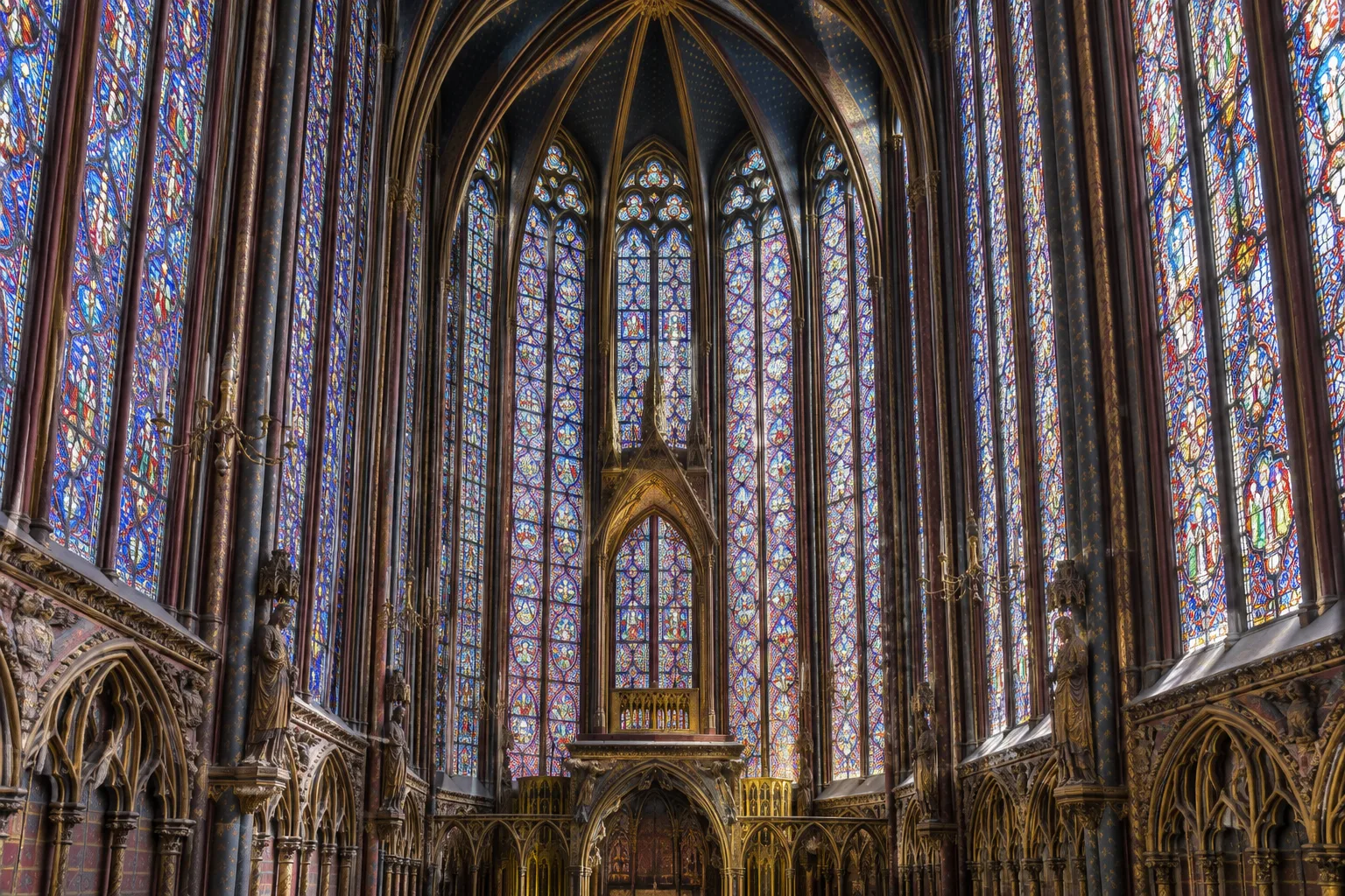 Les hautes fenêtres de la chapelle haute de la Sainte-Chapelle éclairées par la lumière du jour.