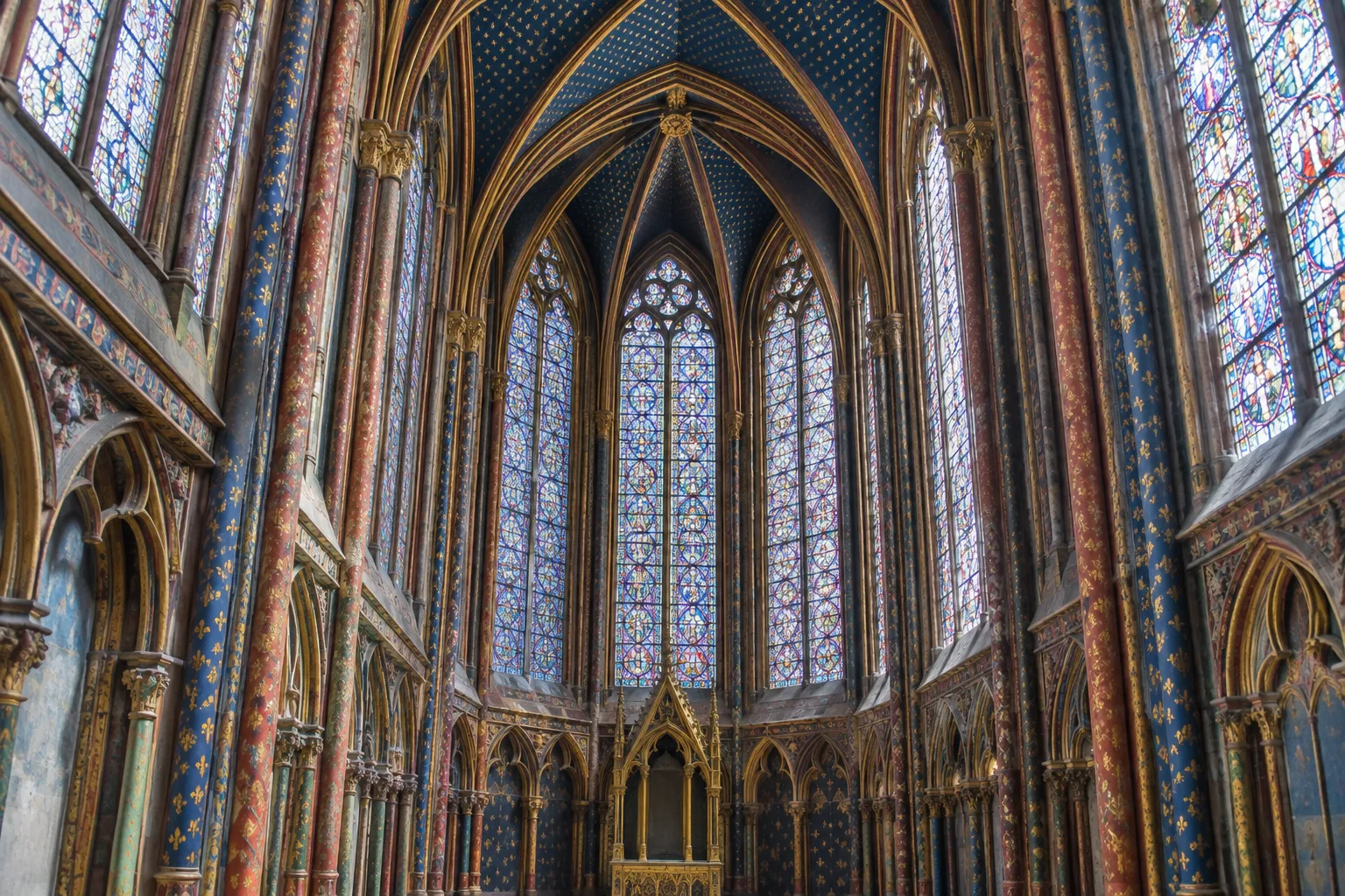 Les colonnes peintes et les voûtes décorées de la chapelle basse de la Sainte-Chapelle.