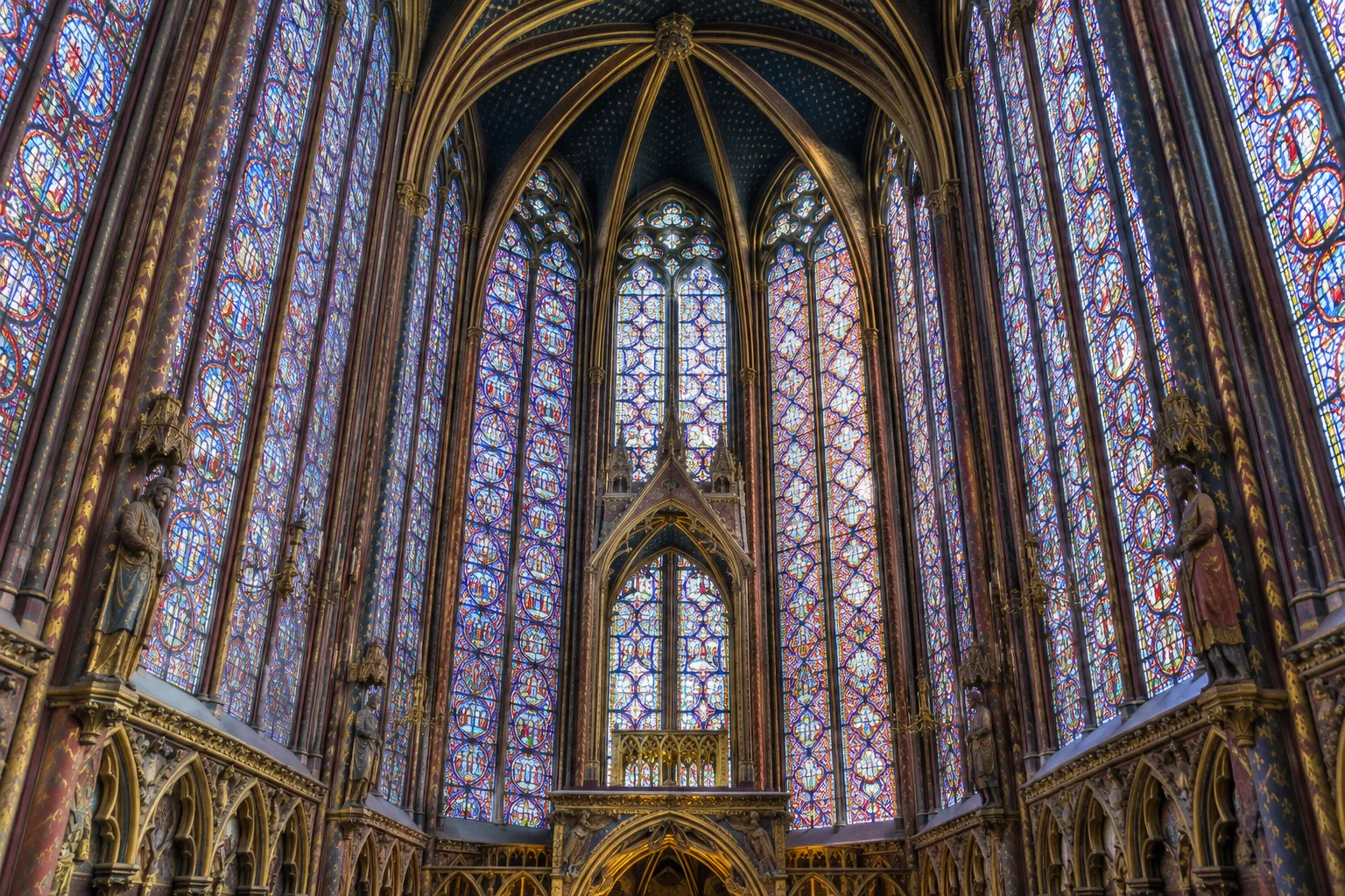 Les hautes verrières colorées de la Sainte-Chapelle éclairent l’intérieur de la chapelle supérieure.