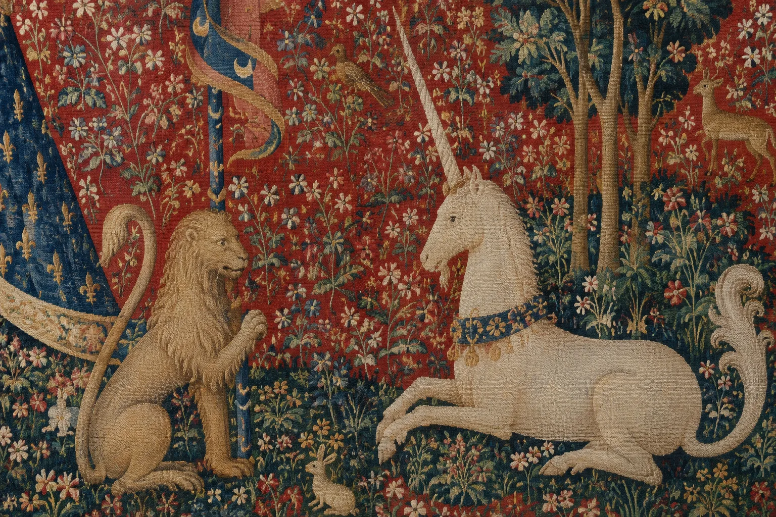 Détail d’une tapisserie médiévale aux motifs de fleurs et d’animaux sur fond rouge.